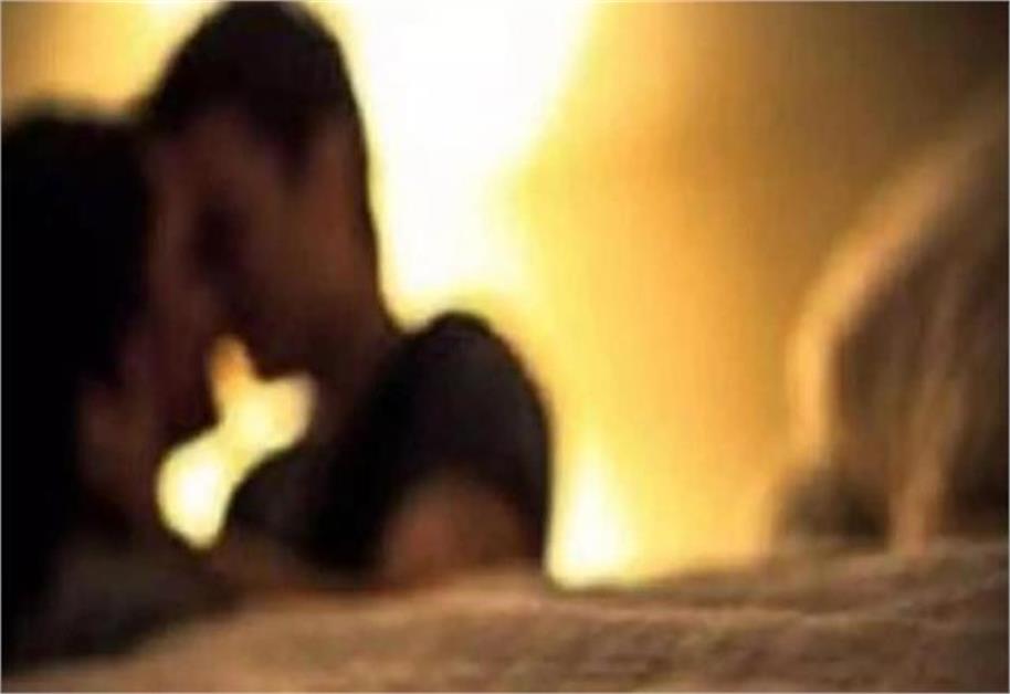 A man was romancing with his girlfriend in the flat, his wife caught him red handed;